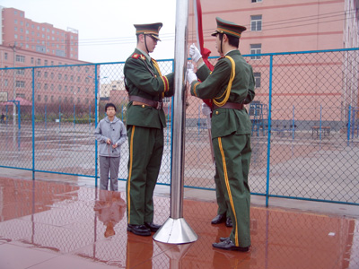 4月21日清晨我院举行为玉树地震遇难者志哀降半旗仪式