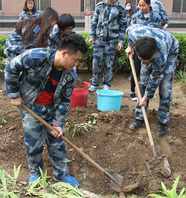 加强水系建设 构建美好校园 ——beat365领导及师生共同参与校园水系建设活动