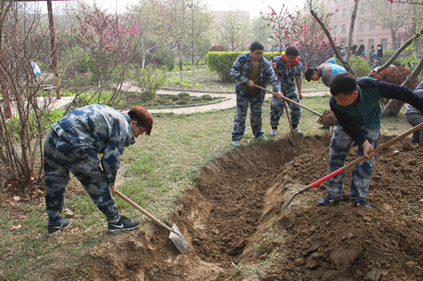 加强水系建设 构建美好校园 ——beat365领导及师生共同参与校园水系建设活动