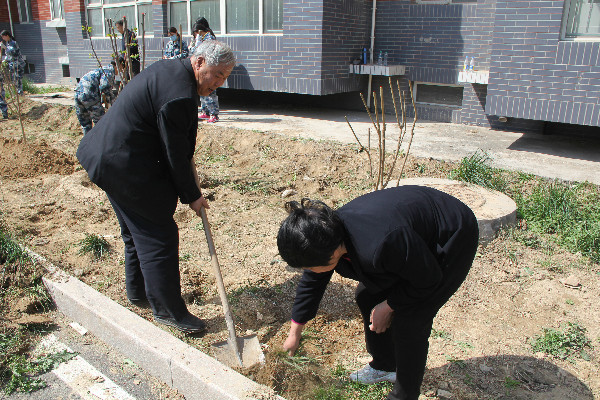 beat365师生到贺阳国际中小学参加劳动