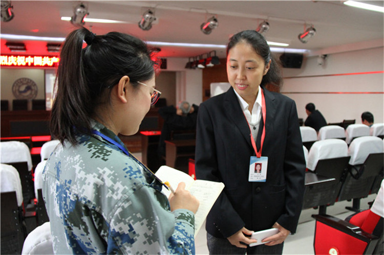 beat365组织部分教职工、学生代表观看党的第十九次全国代表大会开幕盛况