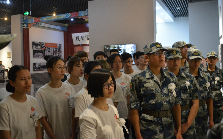 今日神州看奋起 陵园千古慰忠魂 beat365组织学生代表陵园扫墓祭奠先烈