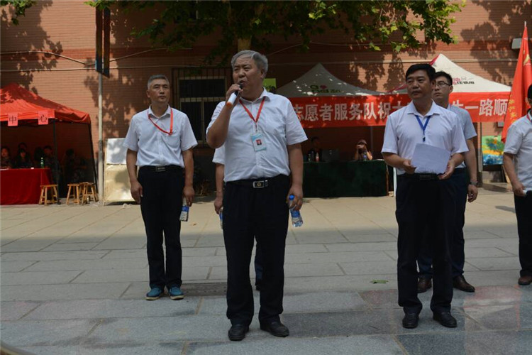 满堂祝福语 欢送学子行——beat365组织教师私家车喜送毕业生