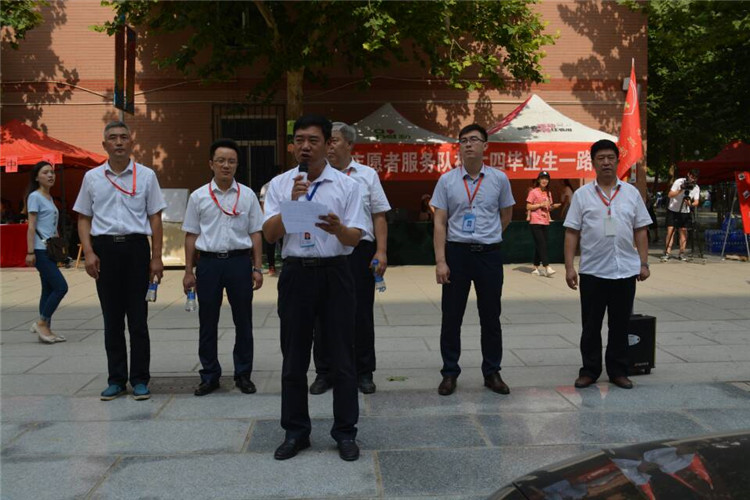 满堂祝福语 欢送学子行——beat365组织教师私家车喜送毕业生