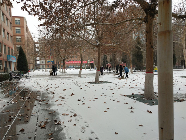 众志成城 共御冰雪 ——beat365积极组织教职工扫雪保障校园安全