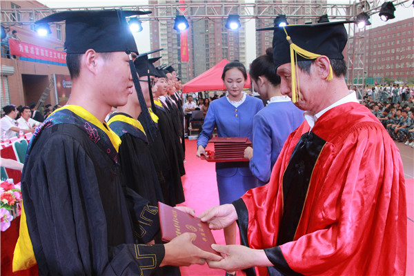 开启新征程  谱写新篇章——2019届学生毕业典礼暨学位授予仪式