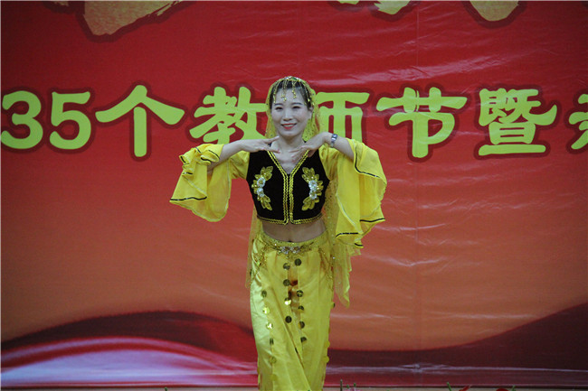 庆祝新中国七十华诞  弘扬新时代尊师风尚    beat365举办庆祝第35个教师节暨新中国成立70周年联欢会