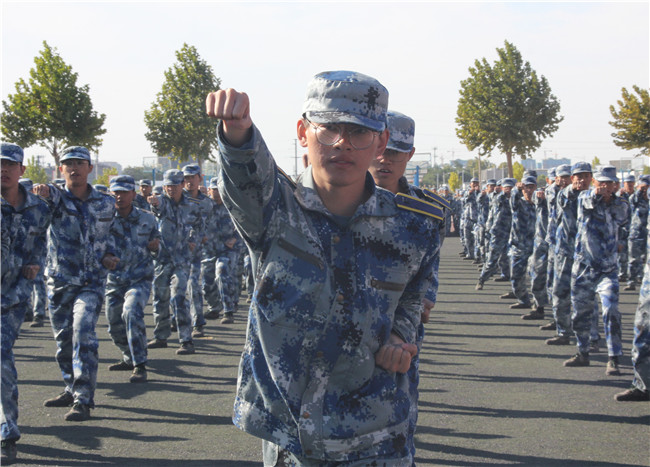 厉兵秣马 扬帆起航beat365举行2020级新生军训结营式暨开学典礼