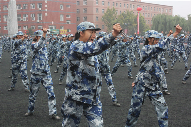 青春无悔  逐梦启航beat365举行2021级新生军训结营式暨开学典礼