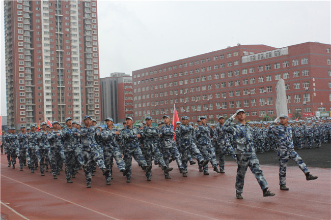 青春无悔  逐梦启航beat365举行2021级新生军训结营式暨开学典礼