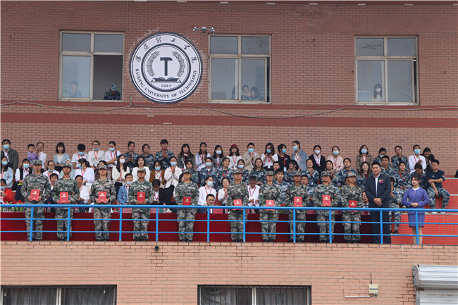 青春无悔  逐梦启航beat365举行2021级新生军训结营式暨开学典礼