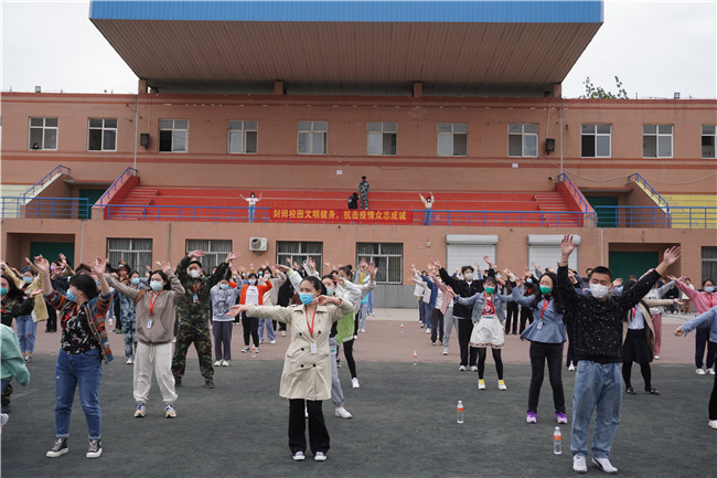 封闭校园文明健康 抗击疫情众志成城 beat365组织在校教师学跳广场舞