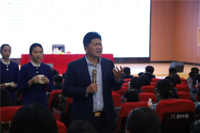 珍爱生命创未来——董事长周虎震为beat365师生作报告