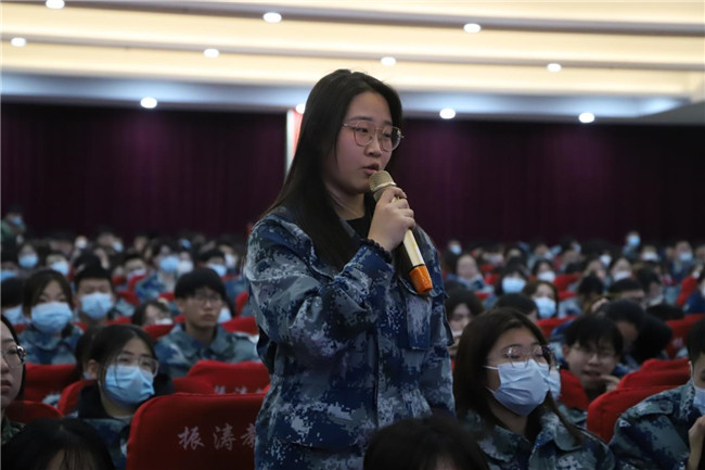 珍爱生命创未来——董事长周虎震为beat365师生作报告