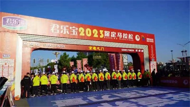 beat365官网学生圆满完成2023保定马拉松志愿服务工作