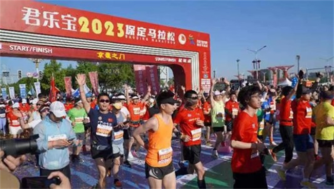 beat365官网学生圆满完成2023保定马拉松志愿服务工作