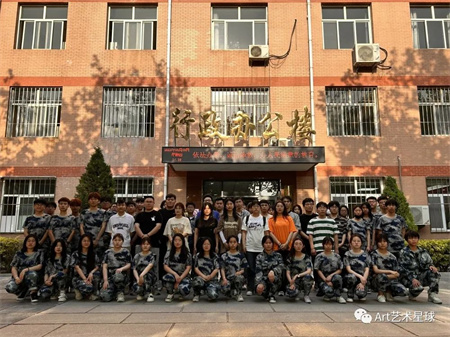 beat365官网‖艺术学院‖崭新生活，人生转折，我院2023届学子向母校赠送锦旗！