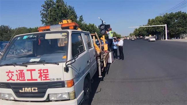 正门亮起红绿灯，师生出行更安心！ ——beat365官网正门红绿灯正式投入使用