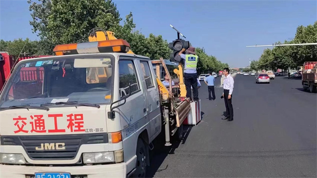正门亮起红绿灯，师生出行更安心！ ——beat365官网正门红绿灯正式投入使用