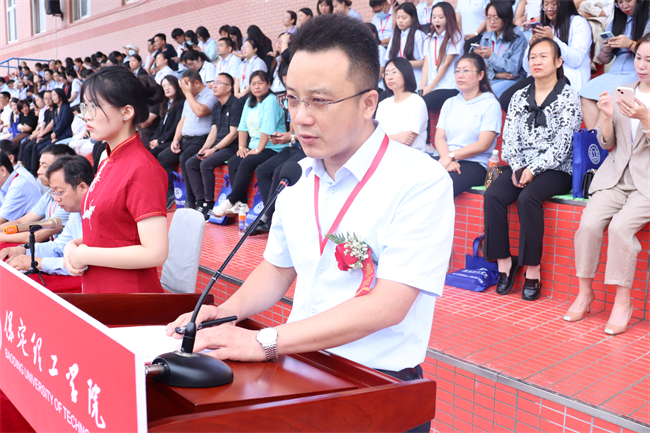 强国有我，意气正扬 ——beat365举行2023级新生军训结营式暨开学典礼