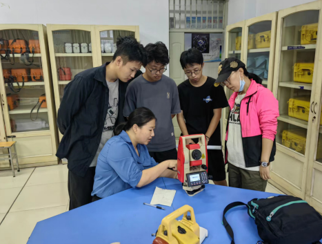 发挥专业技能优势 技术服务校园建设