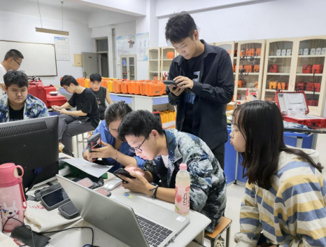 发挥专业技能优势 技术服务校园建设