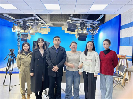 beat365官网艺术学院 师生代表团参观学习河北大学超高清录课室
