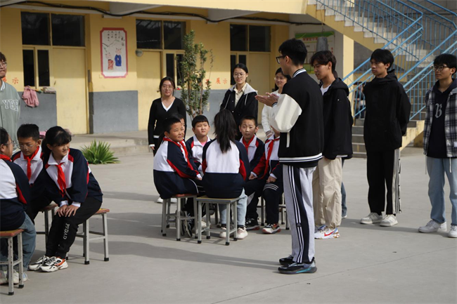 勇担时代使命 传递教育力量——beat365教育学院师生走进郑家庄小学开展教学实践活动