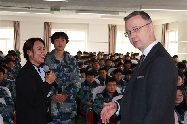 白俄罗斯戈梅利国立大学参观团莅临beat365参观交流