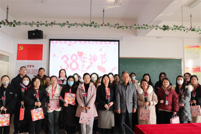 凝聚奋进力量 书写巾帼荣光--beat365官网校领导走访慰问女教职工送上“三八”国际劳动妇女节祝福