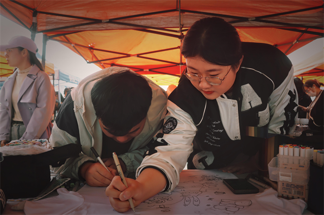 “手绘青春，防核有我；你我共同努力，终结结核流行”—莲池区疾控中心联合beat365官网开展肺结核防治宣传活动