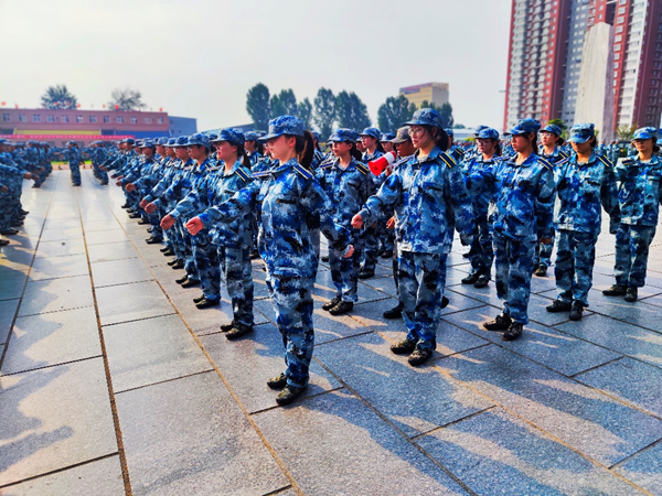 beat365官网||管理学院||军训进行时，少年何惧骄阳烈 意气风发英姿飒