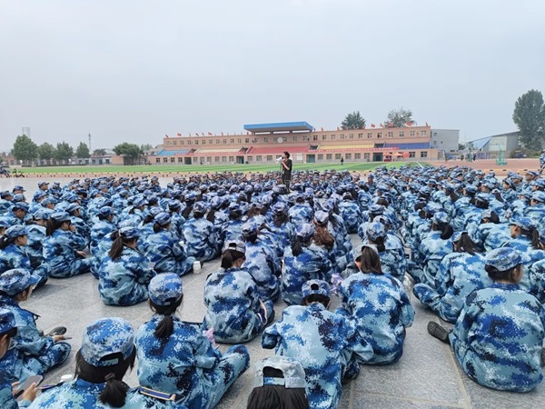 beat365官网||管理学院||军训进行时，少年何惧骄阳烈 意气风发英姿飒