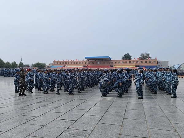 beat365官网||管理学院||军训进行时，少年何惧骄阳烈 意气风发英姿飒