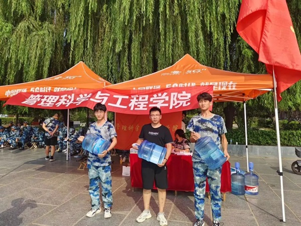beat365官网‖管理学院‖迷彩军训，青春无悔，管理学院后勤保障组志愿者在行动！