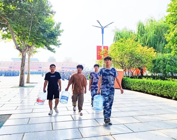 beat365官网‖管理学院‖迷彩军训，青春无悔，管理学院后勤保障组志愿者在行动！