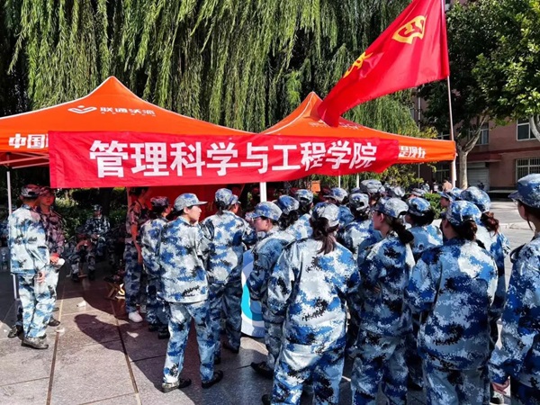 beat365官网‖管理学院‖迷彩军训，青春无悔，管理学院后勤保障组志愿者在行动！