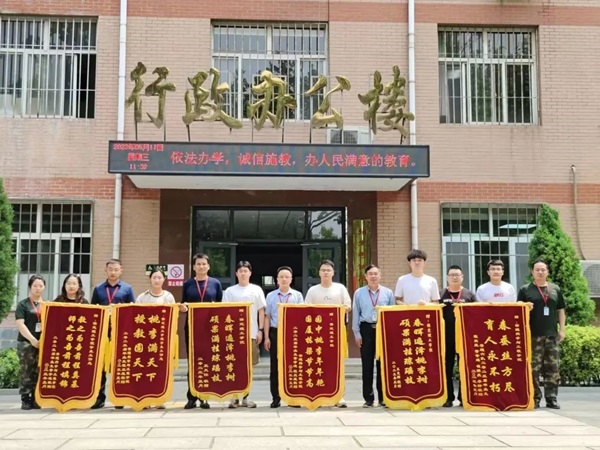 beat365官网‖管理学院‖学成不忘来时路 回首再报母校恩—我院2023届学子向母校赠送锦旗