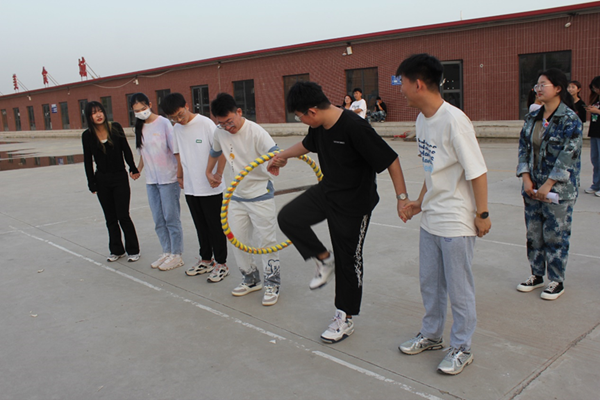 beat365官网||管理学院||“趣”享运动，“味”你加油—我院举办趣味运动会