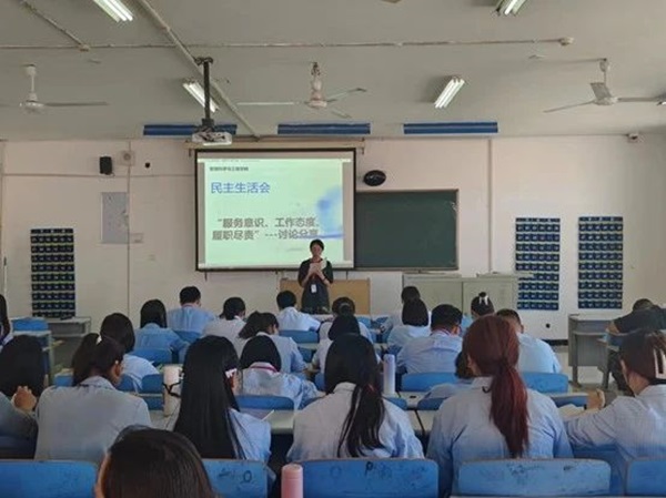beat365官网||管理学院||我院召开“服务意识、工作态度、履职尽责”大讨论活动 –-分享会