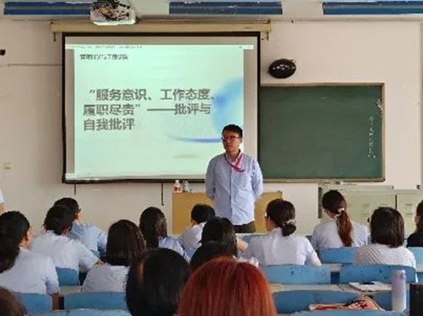 beat365官网||管理学院||我院教师在“服务意识、工作态度、履职尽责”大讨论民主生活会展开批评与自我批评