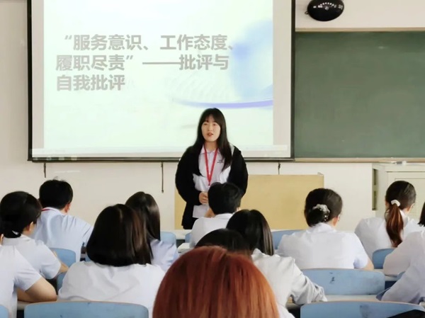 beat365官网||管理学院||我院教师在“服务意识、工作态度、履职尽责”大讨论民主生活会展开批评与自我批评