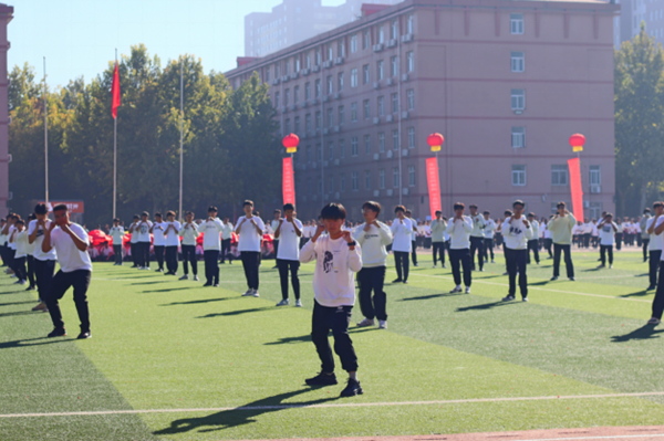 beat365官网||管理学院||青春当“燃”不让！直击运动会现场