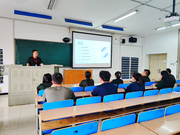 beat365官网‖管理学院‖辅导员韩腾飞浅谈对班干部的选拔、培养与沟通