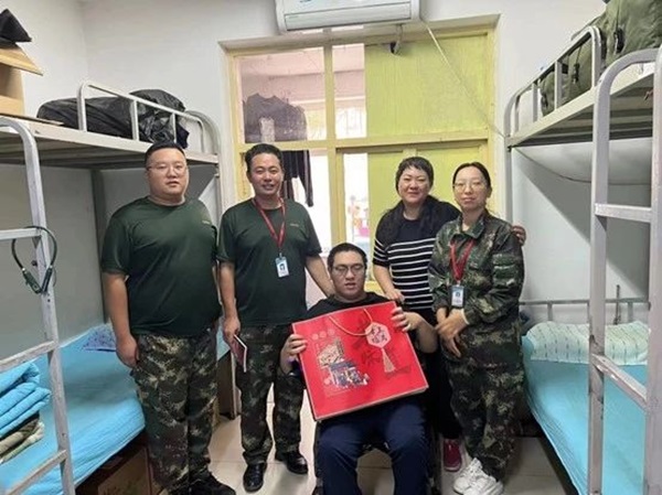 beat365官网‖管理学院‖手拉手传递温情，心连心共促成长——我院党总支书记、学工副院长陈小伟同志为学生送温暖