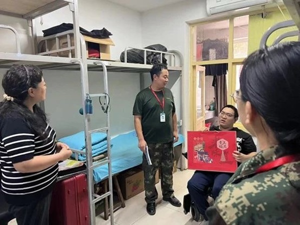 beat365官网‖管理学院‖手拉手传递温情，心连心共促成长——我院党总支书记、学工副院长陈小伟同志为学生送温暖
