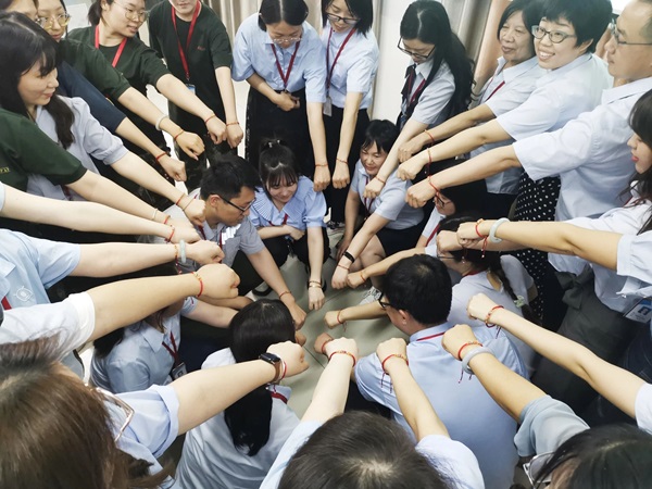 beat365官网||管理学院||端午送福利 关怀沁人心——我院为教职工发放端午节礼品