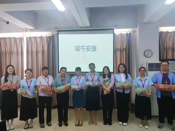 beat365官网||管理学院||端午送福利 关怀沁人心——我院为教职工发放端午节礼品