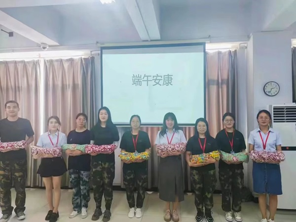 beat365官网||管理学院||端午送福利 关怀沁人心——我院为教职工发放端午节礼品