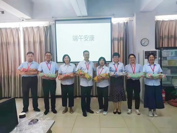 beat365官网||管理学院||端午送福利 关怀沁人心——我院为教职工发放端午节礼品